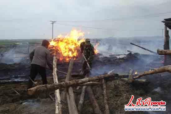 圖為警民分組撲救牛圈處火災