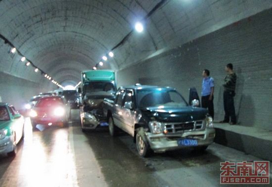 福州金雞山隧道4車追尾