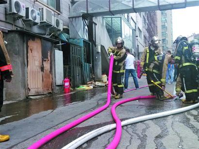 山東路一酒店廚房發生火災 現場油污滿地(圖)