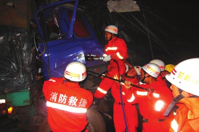 貨車追尾司機被困消防人員緊急救援