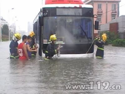 公交車陷齊腰深積水 揚州消防急救15名乘客[圖]