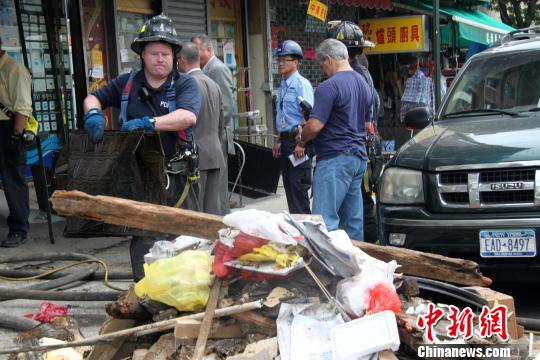 紐約唐人街華人商鋪區爆炸起火消防員緊張清理現場