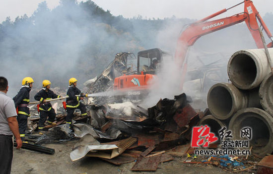 起火的是張家界碧桂園鳳凰酒店在建工地彩塑鋼板房。圖/滾動新聞通訊員