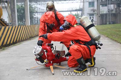 消防官兵架設(shè)水炮