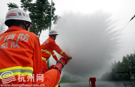 消防員測試大功率遠程供水系統的專用水炮