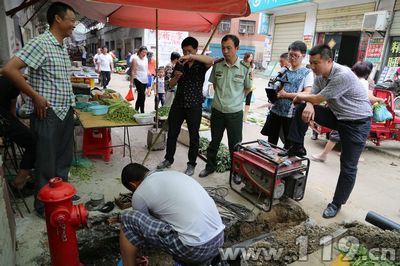 市場內部第一臺消火栓安裝  