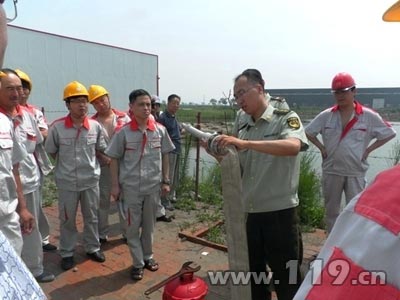 宣傳人員現場演示水槍水帶連接