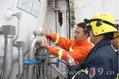 新疆開往廣州的液化氣槽車側翻