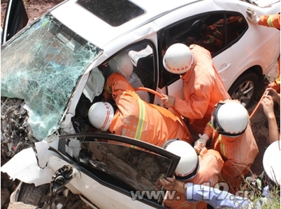 楚大高速路汽車墜崖