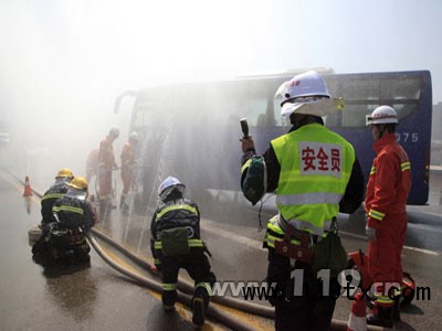 消防隊(duì)員正在破拆變形客車(chē)營(yíng)救被困人員