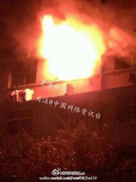 泰安市岱宗大街61號山東農業大學5號樓一間宿舍起火 火光沖天