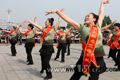 媽媽防火團(tuán)成員宣傳消防知識(shí)