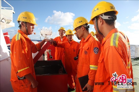 實地了解船上消防設施，圖為飛機平臺上的消防服儲藏箱