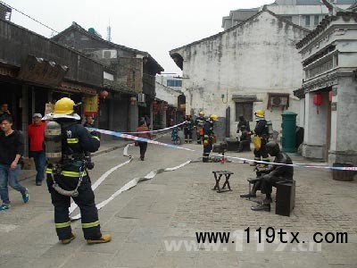 上海南匯消防支隊聯合新場古鎮開展古建筑群火災撲救實戰演練