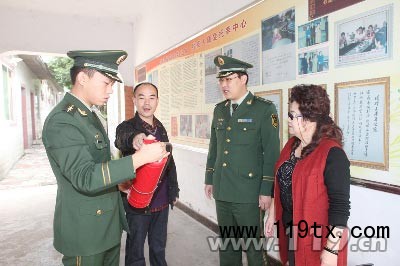 消防官兵在社區(qū)開展消防宣傳