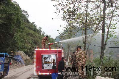 消防官兵學習操作泡沫消防車