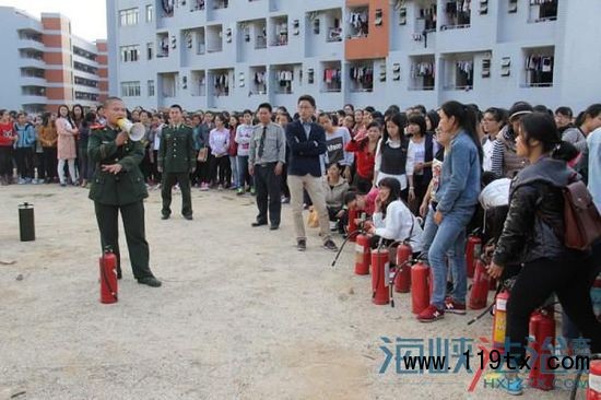 消防官兵組織幼兒師范高等學校師生開展油盆滅火演練