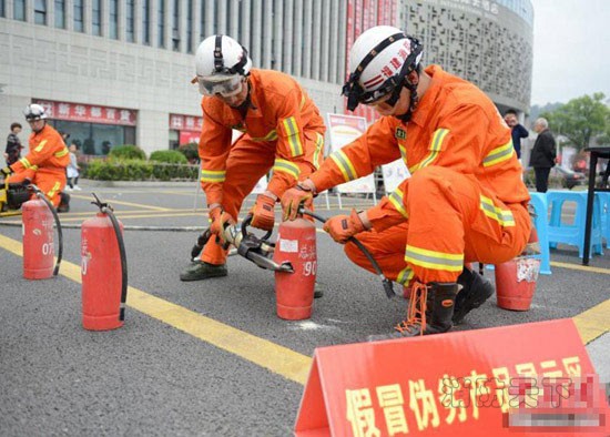 消防官兵銷毀劣質消防產品