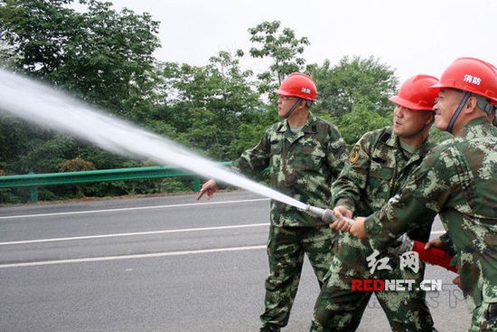 (2015年5月13日，湖南省漣源市橋頭河鎮消防隊隊員們在進行消防訓練。