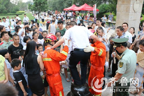 綠地盧浮宮居民爭相體驗消防救援設(shè)施——球形起重氣墊的威力。（齊魯網(wǎng)記者 白少光 攝）