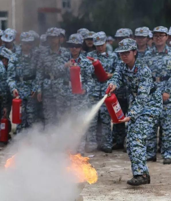 北京大學軍訓新生消防逃生滅火演練