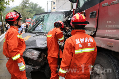 溫州一鄉村兩車相撞致1人被困