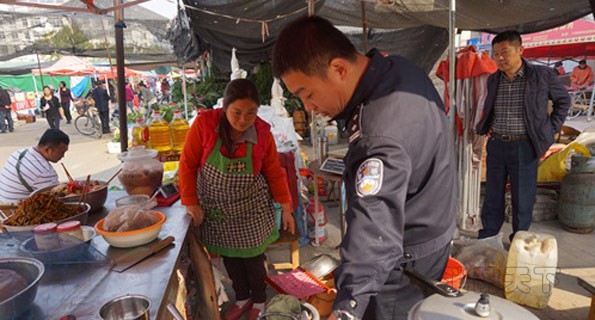 消防民警檢查經營業主液化氣瓶體