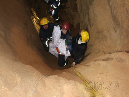 兩歲男童落20米深井 張家口消防12小時生死救援