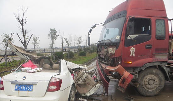 福建泉州發生貨車與小車相撞事故 致四人身亡