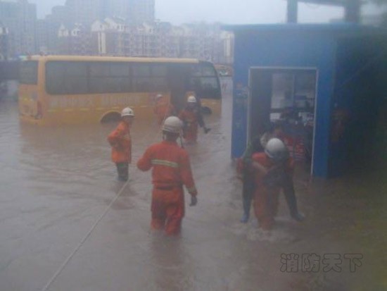 強降雨致校車熄火 湖北黃石消防轉移40余名學生