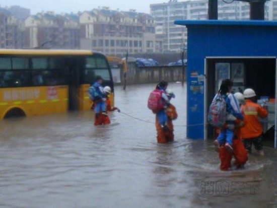 強降雨致校車熄火 湖北黃石消防轉移40余名學生