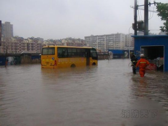 強降雨致校車熄火 湖北黃石消防轉移40余名學生