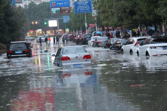 突降的暴雨導致黔西縣城道路水位暴漲